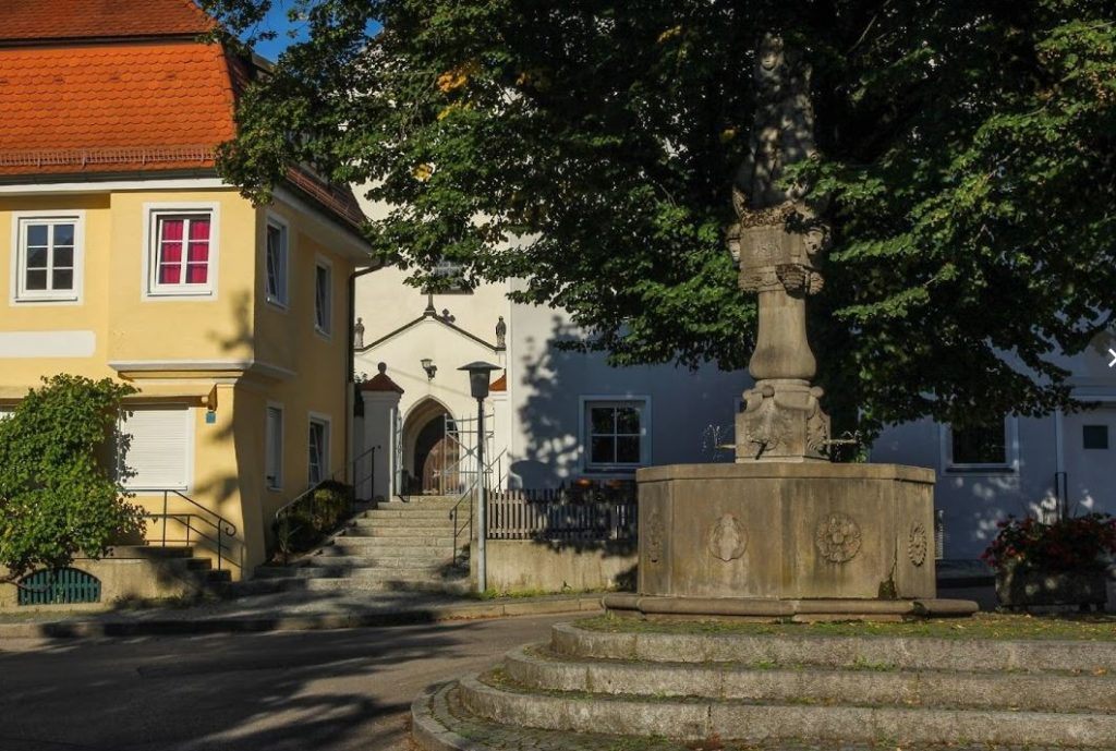Marktbrunnen Isen Prof. Heilmeier