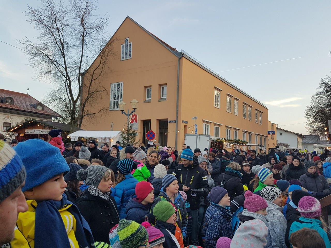 Viele Kinder warten freudig auf die Verlosung auf dem Nikolausmarkt Isen