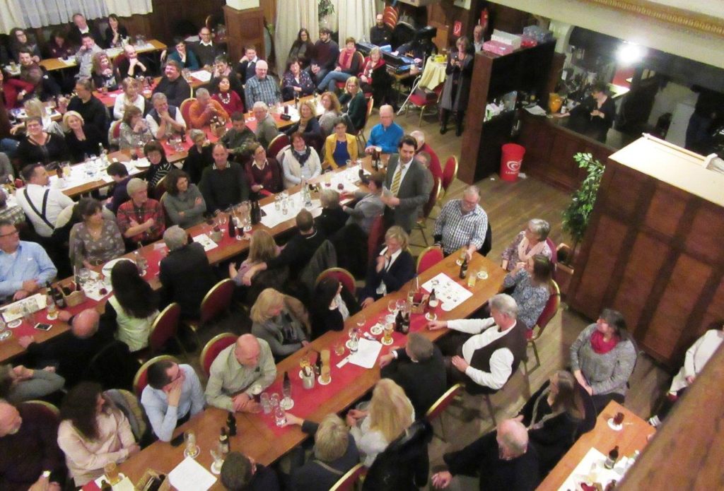 Warten auf Claus von Wagner im Klement-Saal in Isen Foto: Susanne Niedernhuber