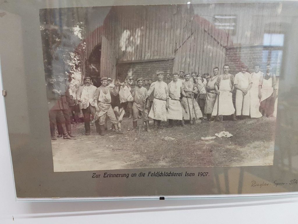 Die Soldaten mussten natürlich auch mit Lebensmitteln versorgt wurden. Hier ein Bild der damaligen Metzger (Feldschäterei Isen) aus dem Jahr 1907