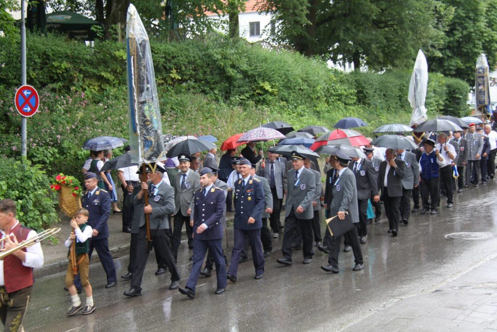 Fahnenzug Veteranen Isen 150 Jahr Feier