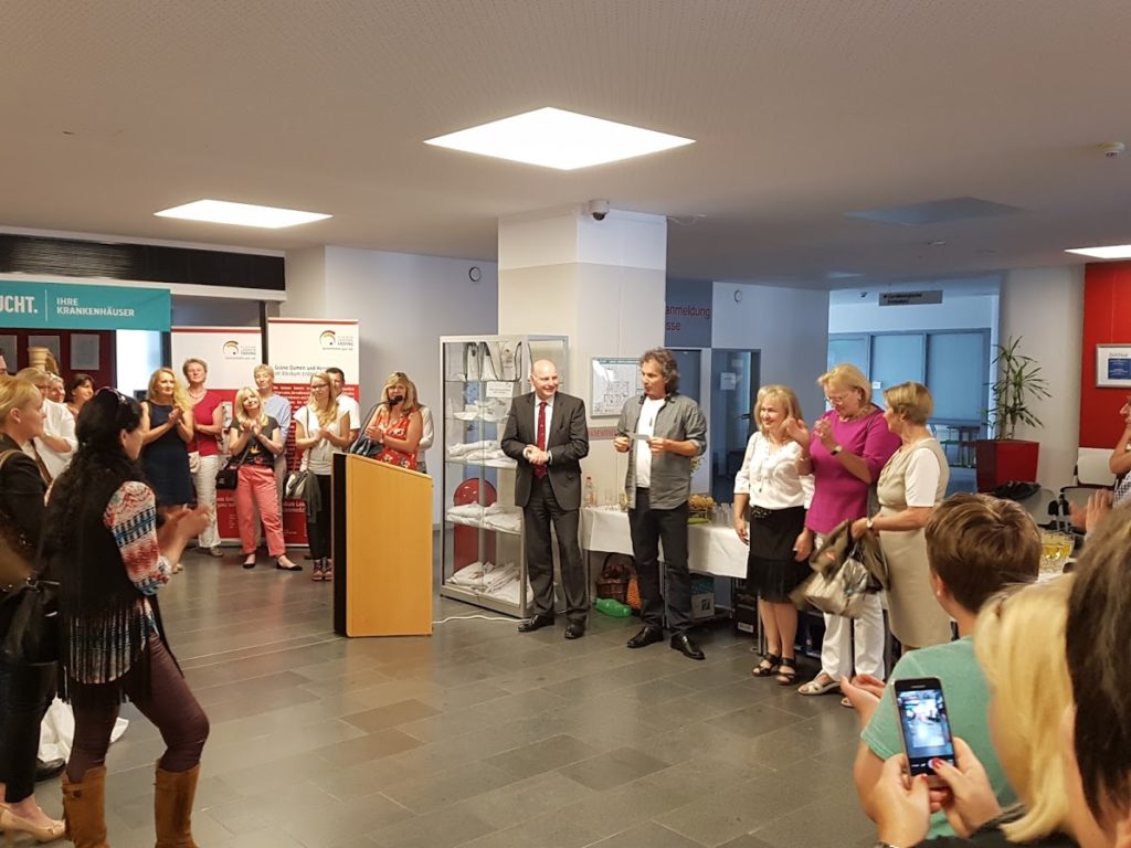 Zahlreiche Besucher auf der Vernissage der Farbenspiel Isen Künstlergruppe