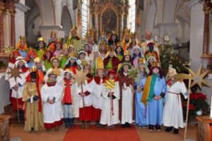 Dreikoenig-Gruppenbild-Kirche-Sternsinger Isen