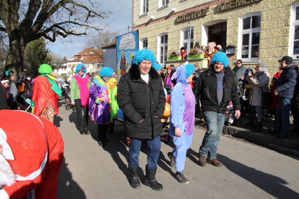 Wasserpreis - warum nicht gleich jeden 2. Hydrant als Bierspender. Passt! Faschingszug Isen 2018