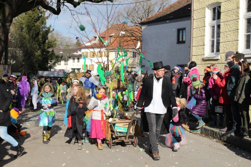 Ja so märchenhaft der Wagen verziert. Faschingszug Isen 2018