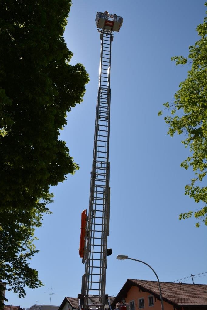 Hoch hinaus konnte man mit der Feuerwehr Isen auf dem Kreuzmarkt