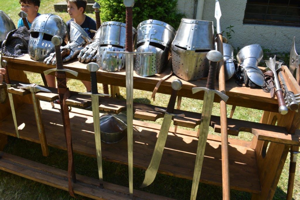 Ritterrüstungen und Schwerter gab es beim Mittelalter-Lager auf dem Kreuzmarkt Isen zu besichtigen