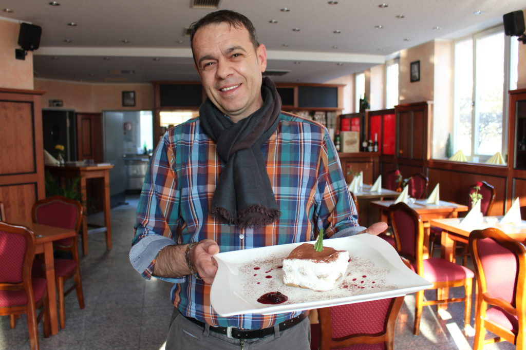 Da lacht der Chef - Marcello Peppino bei der Präsentation seines in Isen hergestellten Tiramisu