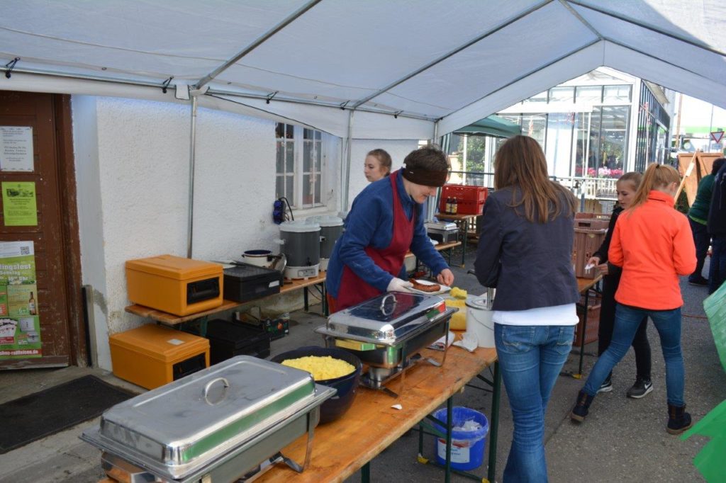 Leckeren Leberkäs, Weißwürst und Braten beim Frühlingsfest in Isen