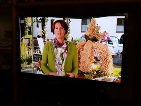 Bayerische Fernsehen auf dem Bauernmarkt in Isen