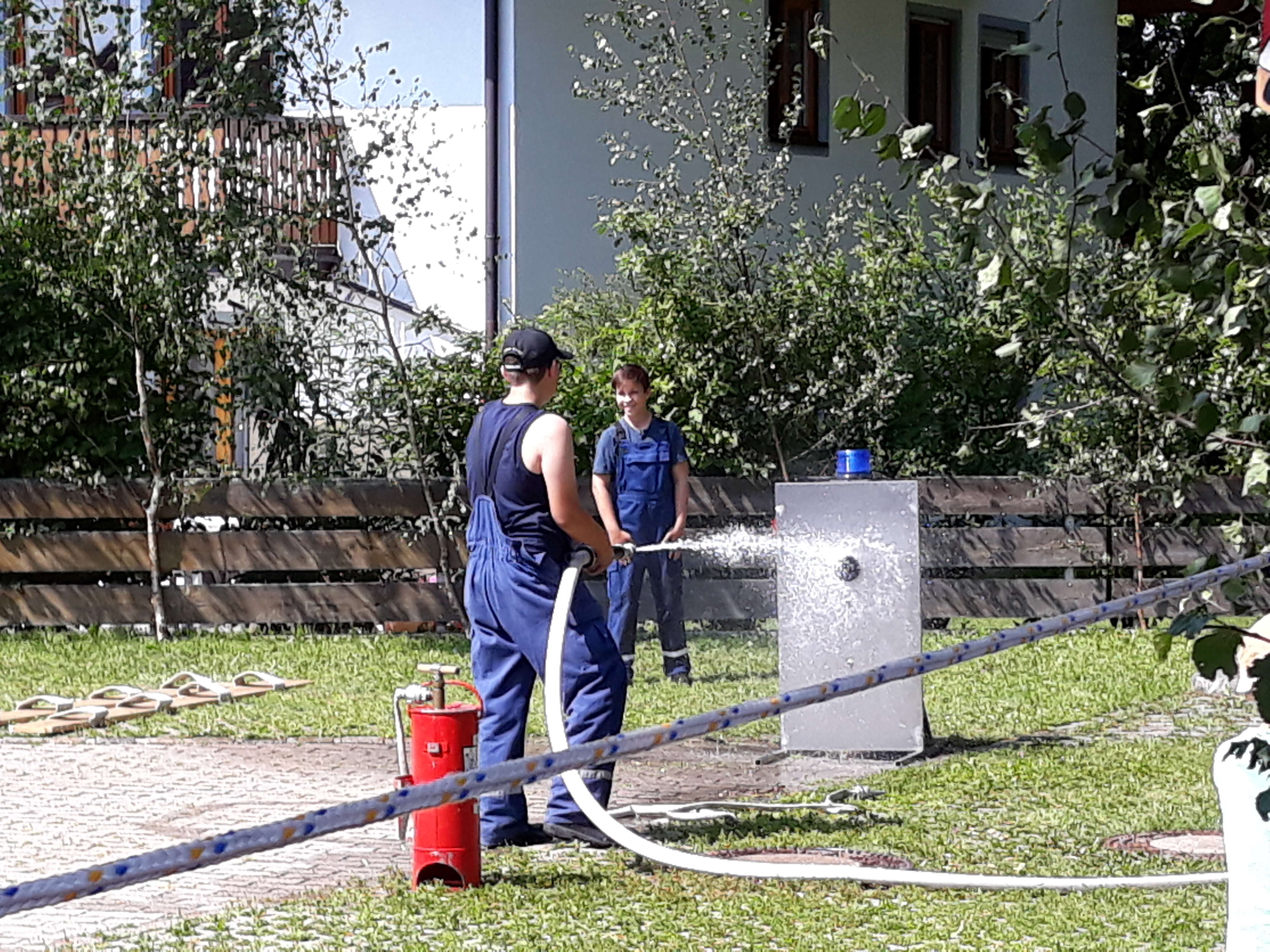 Treffsicherheit beim Löschen musste man hier beim Isener Feuerwehrfest beweisen.