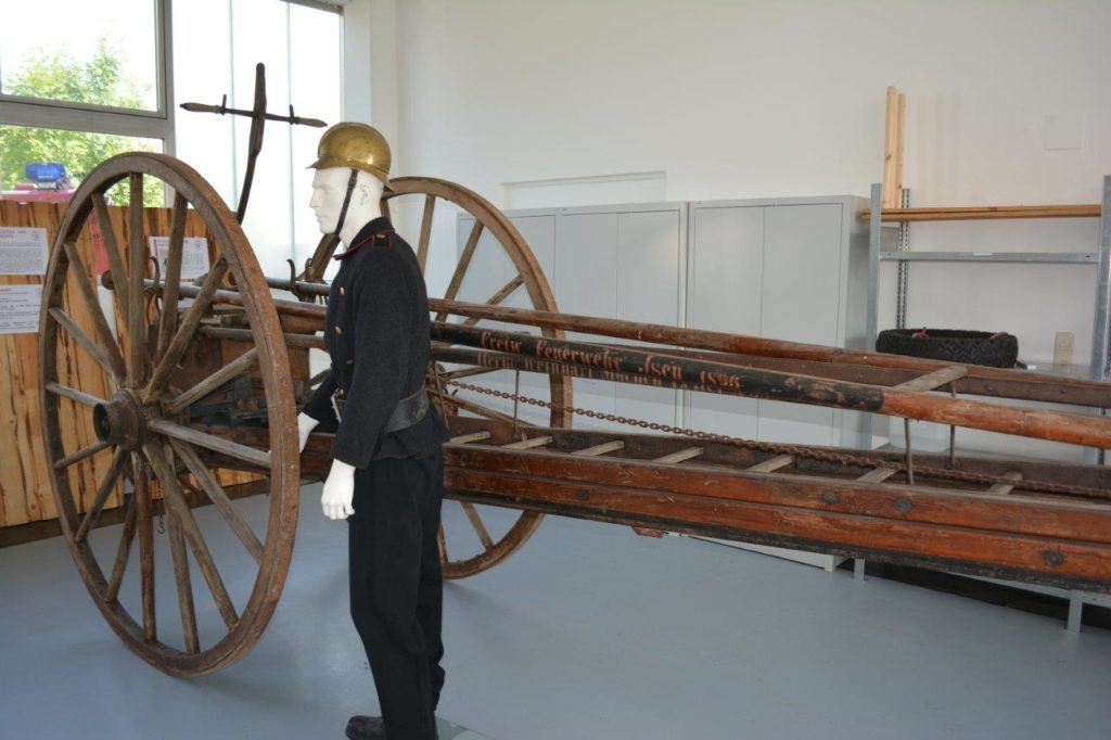 Original Feuerwehrleiter aus dem Jahr 1896 der Feuerwehr Isen mit der Original Einsatz-Bekleidung