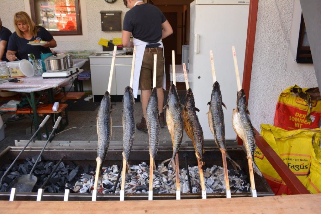 Auch leckeren Steckerlfisch gibt es auf dem Feuerwehrfest Isen