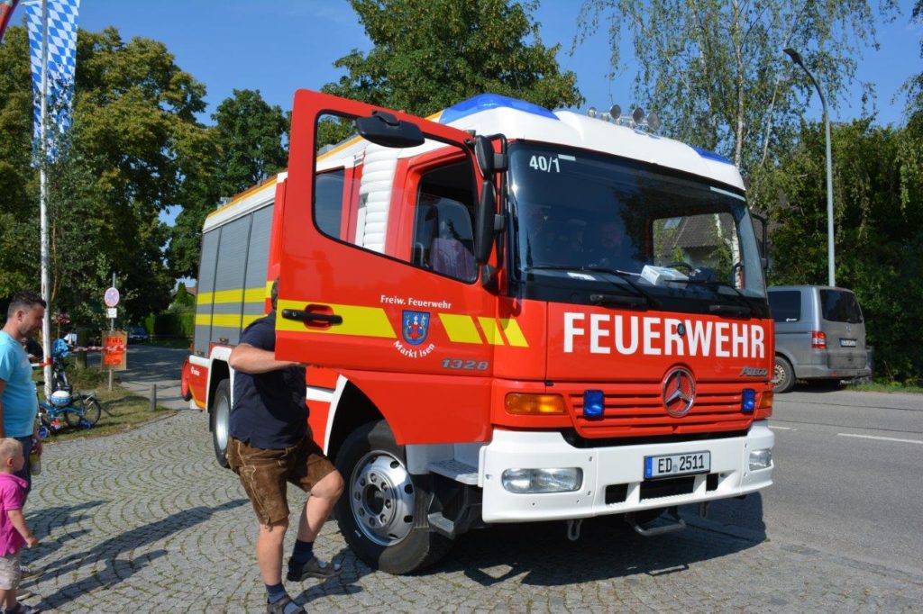 Gewaschen und poliert steht das Feuerwehrauto für die Rundfahrten für die Kinder bereit.