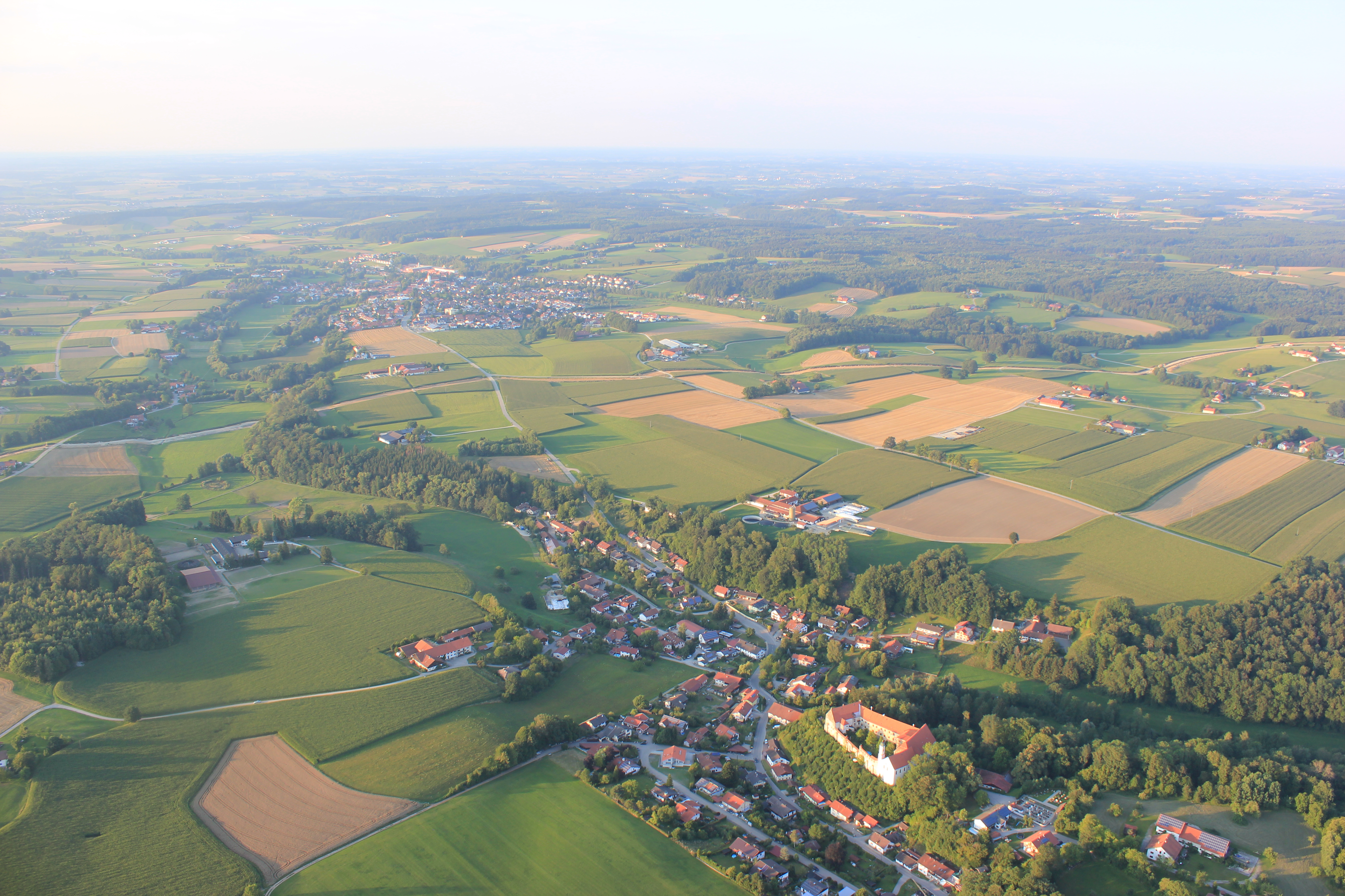 Blick auf Schloß Burgrain vom Ballon aus IsenInfos.de
