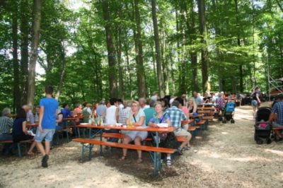 Viele Besucher auf dem Waldfest Gmain in Isen