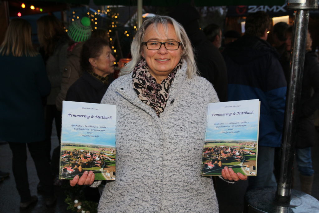 Christina Schweiger mit der neuen Chronik von Pemmering und Mittbach. Foto: Henry Dinger