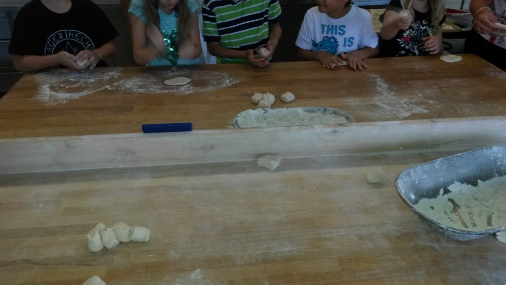 Hortkinder backen Brezen bei Bäckerei Sattler