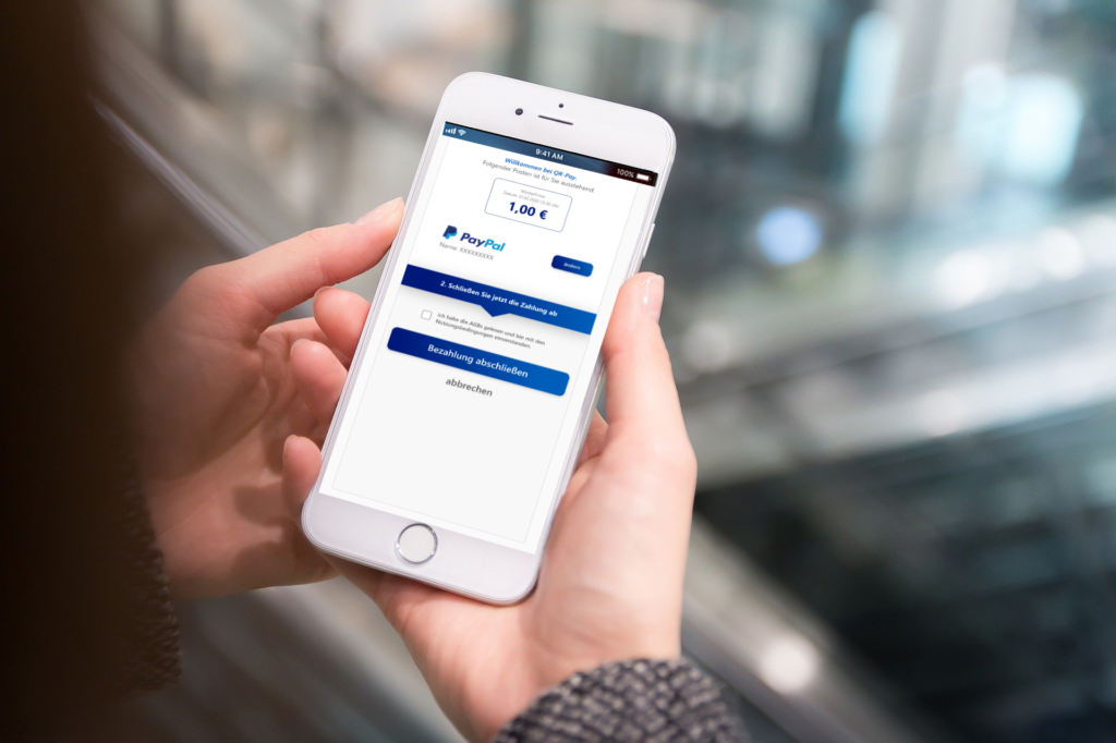 Kunde scannt QR-Code am Handy und wählt die Bezahlmethode wie z.B. PayPal aus