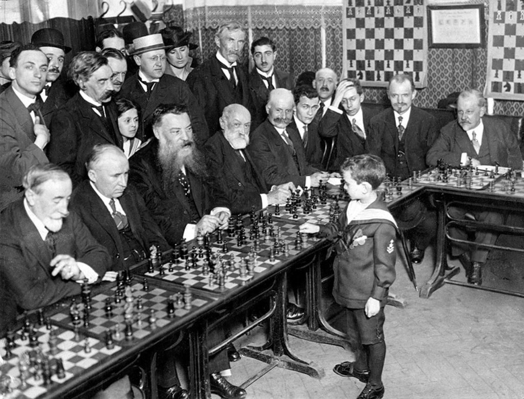 8-jähriger Samuel Reshevsky beim Simultanschach 1920 in Frankreich