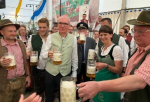 Vier Schläge zum Bier - Ozapft is beim Volksfest Isen