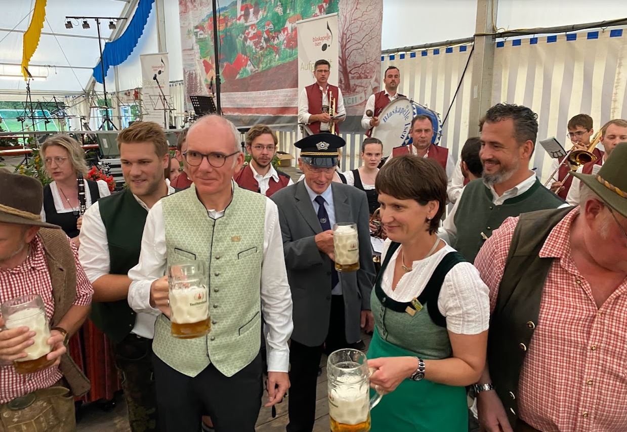 Erstes-Bier-Volksfest-Isen