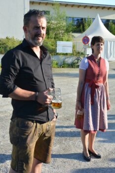 Vier Schläge zum Bier - Ozapft is beim Volksfest Isen