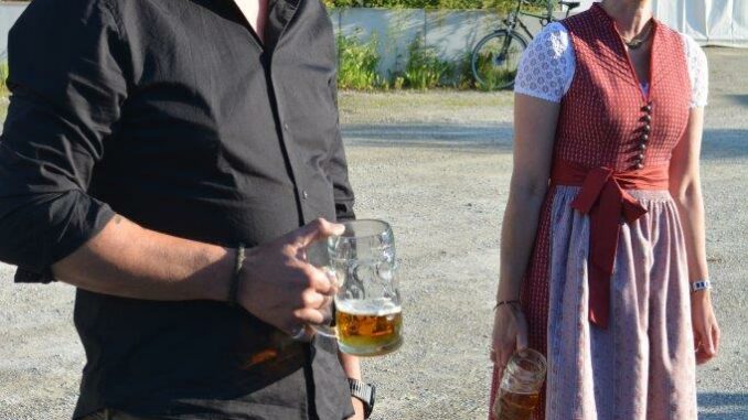 Festwirt-Anton-Mueller-mit-Buergermeisterin-Irmgrad-Hibler Bierprobe auf dem Isener Volksfest 2022