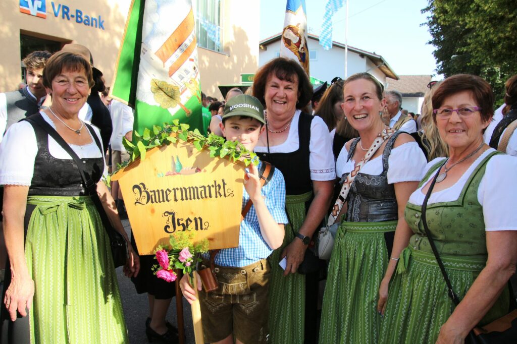 Bauernmarkt Isen Volksfesteinzug