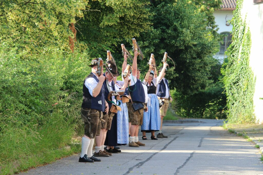 Böllerschützen Isen Volksfesteinzug