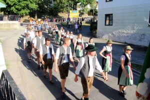 2026-05-25 Volksfesteinzug Isen (122)