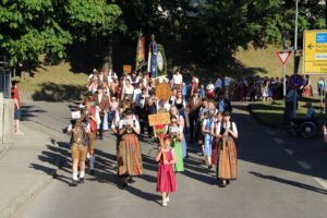 2026-05-25 Volksfesteinzug Isen (130)