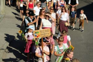 2026-05-25 Volksfesteinzug Isen (249)