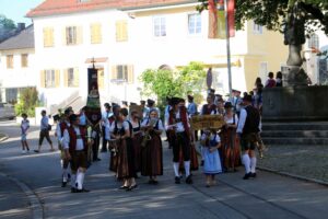 2026-05-25 Volksfesteinzug Isen (46)